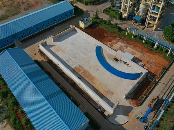 水泥場生產(chǎn)料棚拱形屋頂工程案例分享水泥場拱形屋頂施工現(xiàn)場圖2