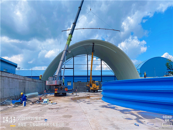 水泥場生產(chǎn)料棚拱形屋頂工程案例分享水泥場拱形屋頂施工現(xiàn)場圖3
