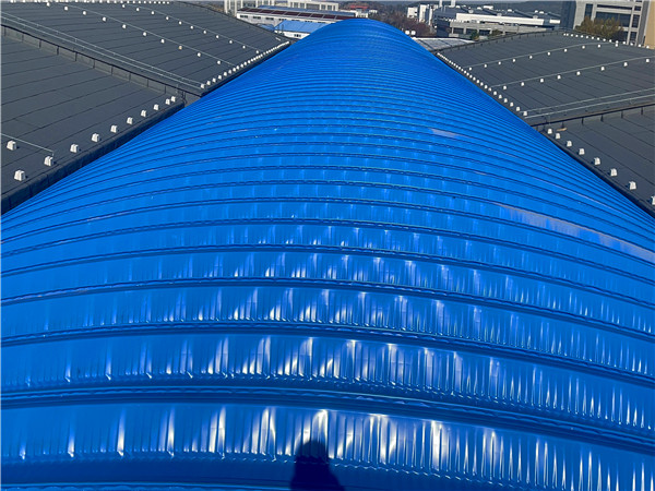 遼寧某糧庫(kù)機(jī)械罩棚拱形屋頂工程案例分享遼寧糧庫(kù)拱形屋頂施工現(xiàn)場(chǎng)4